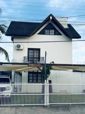 Townhouse composta por 4 triplex duas suítes a duas quadras do mar